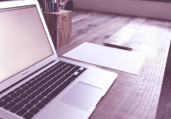 截取式示意图：一位用户在笔记本上标注访问入口与登录步骤的顺序箭头，旁边放着一杯已经放凉的茶，环境是安静的居家书桌