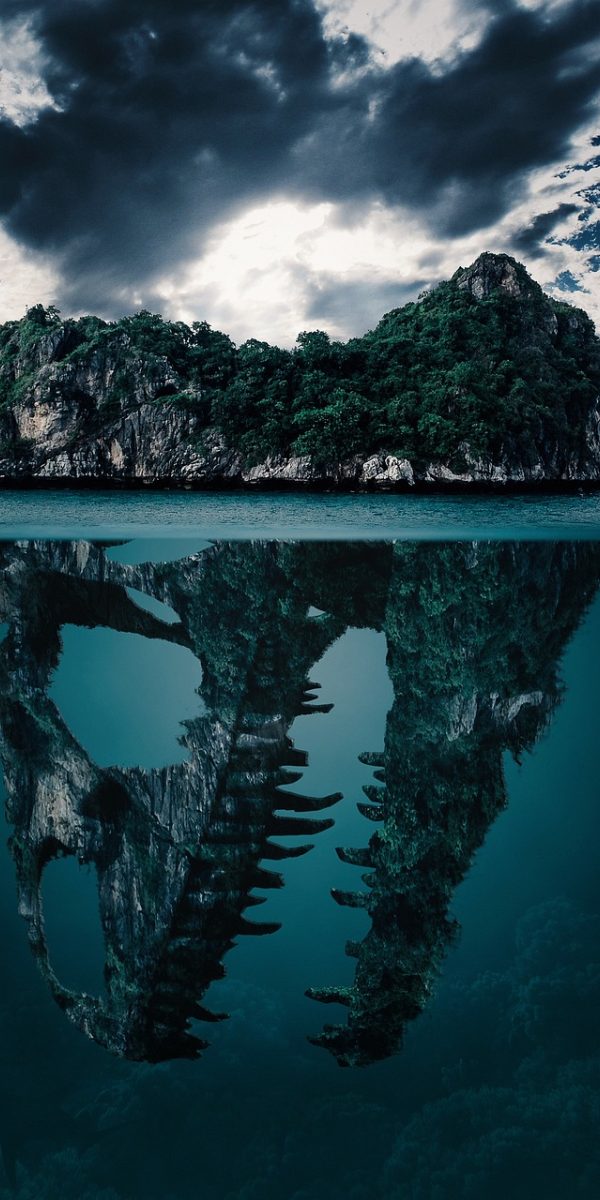 https //www.coze.cn/home 手机竖屏展示 Coze 助手对话界面，背景是浅蓝色工作台，屏幕上有清晰的聊天记录与功能按钮，整体风格简洁明快
